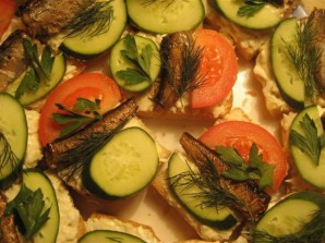 Бутерброды со шпротами и чесноком - фото шаг 3