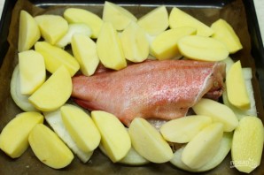 Морской окунь, запеченный в духовке с овощами - фото шаг 4