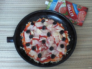 Курино-кабачковая пицца с кетчупом - фото шаг 7