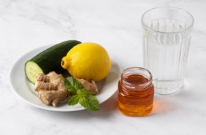 Огуречно-лимонный напиток с имбирём и мятой - фото шаг 1