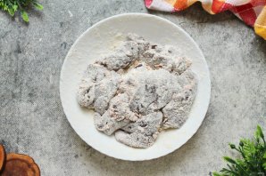 Говяжья печень, тушенная в сметане - фото шаг 4