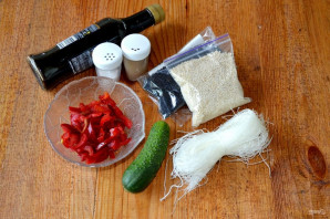 Салат с фунчозой, огурцом и перцем - фото шаг 1