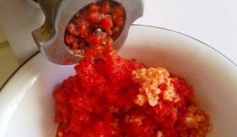 Аджика из красной смородины на зиму - фото шаг 1
