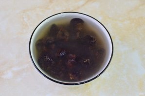 Салат из курицы и чернослива - фото шаг 2