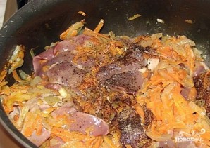 Куриная печень с луком и морковью - фото шаг 4
