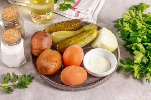 Салат с солеными огурцами, яйцами и картошкой - фото шаг 1