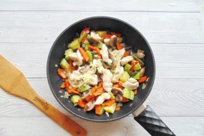 Куриное филе с овощами на сковороде - фото шаг 6