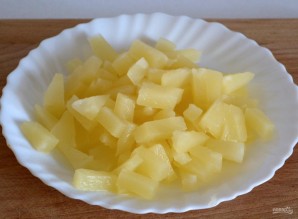 Салат с консервированным ананасом - фото шаг 2