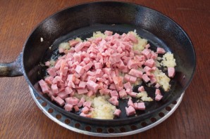 Картофельные котлеты с колбасой - фото шаг 6