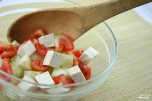 Салат с фетой, помидорами и огурцами - фото шаг 5