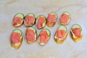 Бутерброды с горбушей соленой - фото шаг 6