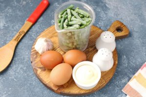 Салат из зеленой фасоли с яйцами - фото шаг 1