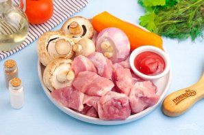 Тушеное мясо с грибами - фото шаг 1