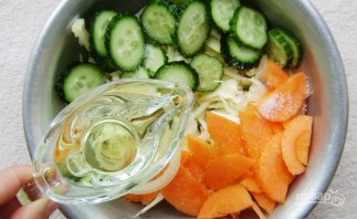 Салат из капусты и огурцов на зиму - фото шаг 5