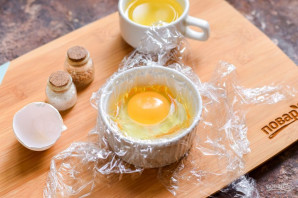 Яйцо пашот в пищевой пленке - фото шаг 3