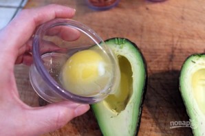 Яйцо, запеченное в авокадо - фото шаг 4