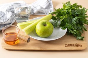 Сок с яблоком, петрушкой и сельдереем - фото шаг 1
