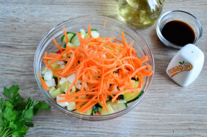 Салат из помидоров, огурцов и моркови - фото шаг 5