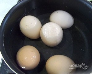 Яйца с икрой - фото шаг 1