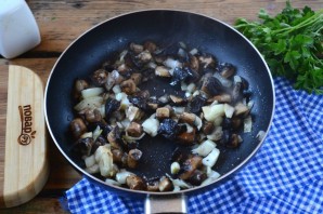 Охотничьи колбаски с картофелем и шампиньонами в горшочках - фото шаг 3