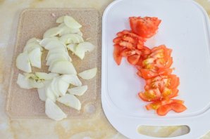 Мясо в духовке с помидорами