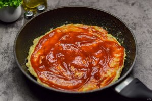 Быстрая пицца на сковороде из лаваша с яйцом - фото шаг 6