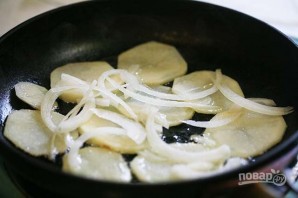 Домашняя жареная картошка с луком - фото шаг 1
