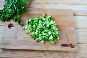 Салат из капусты, огурца и горошка - фото шаг 3