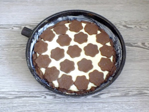 Шоколадный песочный пирог с творогом - фото шаг 11