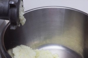 Баранина жареная на сковороде с луком - фото шаг 1