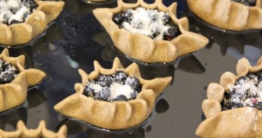 Пирожки с черникой из пресного теста - фото шаг 4