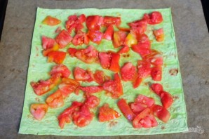 Лаваш, запеченный с начинкой из помидор, брынзы и сыра - фото шаг 2