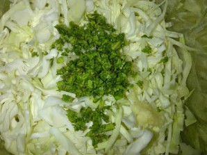 Салат из капусты, помидоров и чеснока - фото шаг 2