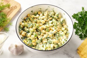 Салат с яйцом, сыром, кукурузой и огурцом - фото шаг 8