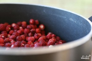 Земляничное варенье с целыми ягодами - фото шаг 1