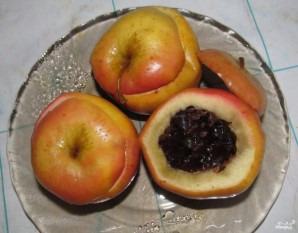 Печеные яблоки с черносливом - фото шаг 3