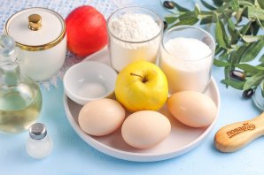 Шарлотка с яблоками на сковороде - фото шаг 1