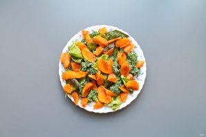 Салат с хурмой и голубым сыром - фото шаг 4