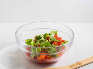 Овощной салат с сухариками - фото шаг 3
