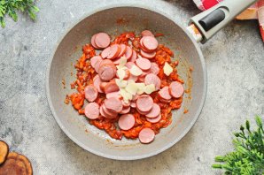 Капустная солянка с сосиской - фото шаг 9