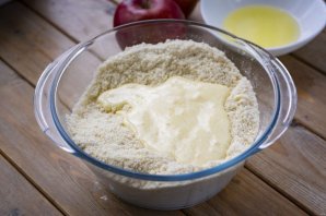 Тертый пирог с яблоками - фото шаг 6