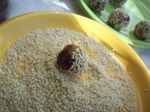 Конфеты из сухофруктов и орехов - фото шаг 6
