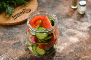 Салат с огурцами и помидорами на зиму - фото шаг 5