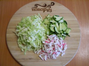 Капустный салат с крабовыми палочками - фото шаг 2