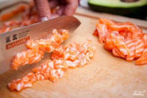Тартар из лосося с авокадо - фото шаг 6