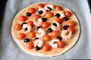 Домашняя пицца с креветками и сыром - фото шаг 9