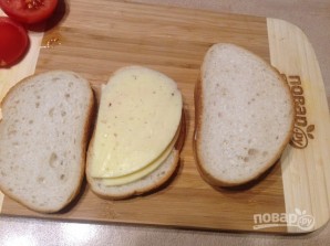 Теплый сэндвич с сыром и помидором - фото шаг 5