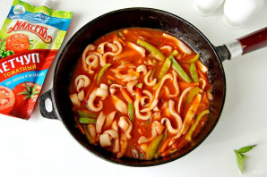 Кальмары тушеные с овощами в томатном соусе из кетчупа - фото шаг 7