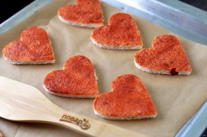 Сухарики-сердечки с томатом и пряными травами - фото шаг 6