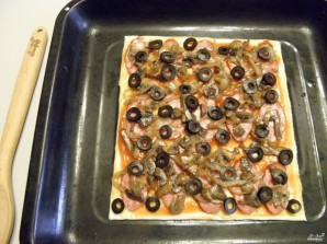 Пицца из слоеного теста в духовке - фото шаг 7
